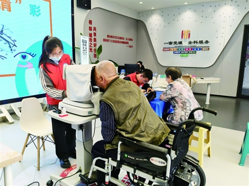 工作人员为居民进行眼部检查